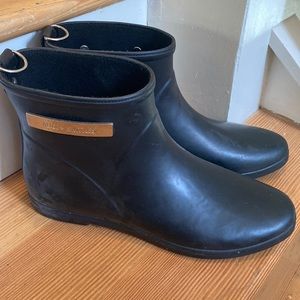 ALICE +WHITTLES RAIN BOOTS SIZE 10